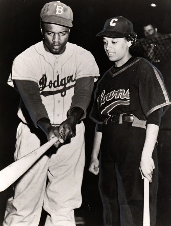 jackie-robinson-giving-batting-tips-to-indianapolis-clowns-player-connie-morgan