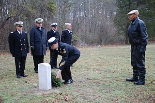 320px-US_Navy_101210-N-3312P-001_Navy_Counselor_1st_Class_Jennifer_O'Leary_lays_a_wreath_at_the_grave_of_Sgt._Maj._Edward_Ratcliff,_the_first_African-Ame