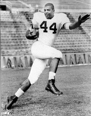 All-America halfback Ernie Davis of Syracuse, who has signed a 3