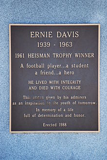 Plaque_on_Ernie_Davis'_statue